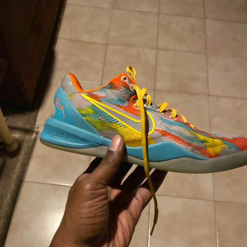 Kobe Venice Beach 7 youth with box!! Rating 7/10